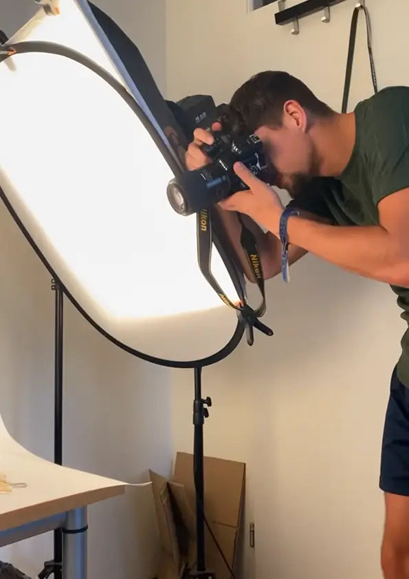 Renzo die foto's schiet van producten in een fotostudio.